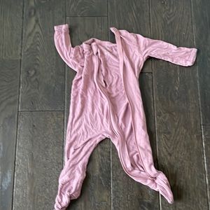 Mulberry zippered footie kyte baby -used condition- 3-6 months